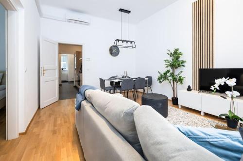 OrestaLiving - Spacious 2BR on the Danube Canalにあるシーティングエリア