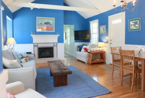 Posezení v ubytování Stay On The Cape Vacation Rentals: Walk To Beach Hyannisport Three Bedroom