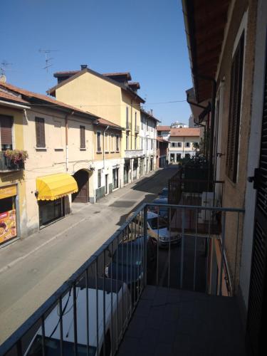een balkon met uitzicht op een straat bij Rho appartamento in centro in Rho