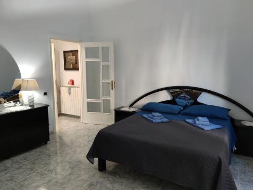 ein Schlafzimmer mit einem Bett mit blauen Kissen darauf in der Unterkunft GevyNapule in Neapel