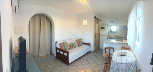 a living room with a couch and a table at Lugar das Andorinhas in Albufeira