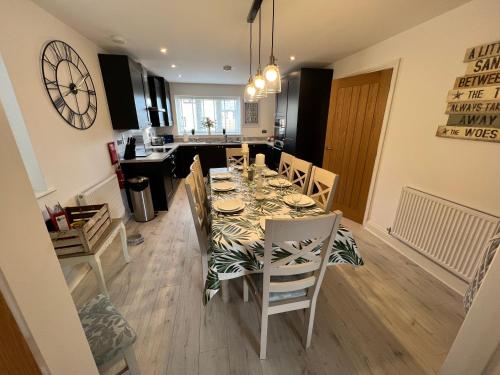 a dining room table and chairs in a kitchen at CAPTAINS HOUSE WHITBY - HOT TUB - Luxury in Whitby