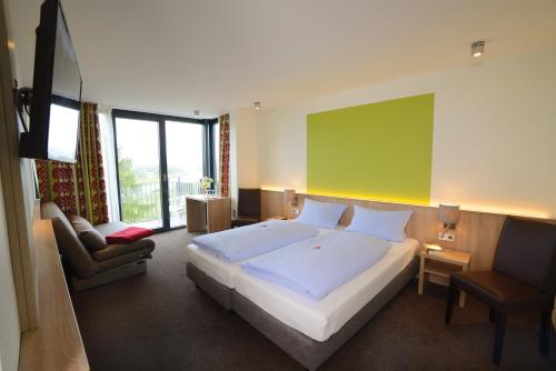 Un pat sau paturi într-o cameră la Hotel Kiekenstein
