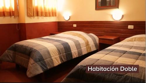 una habitación de hotel con 2 camas en una habitación en HOTEL ZEGARRA, en Chalhuanca