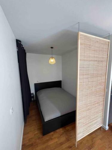 une petite chambre avec un lit dans une pièce dans l'établissement Appartement Climatisé / Centre-ville / 4 personnes, à Besançon