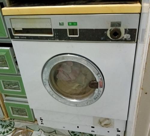 een wasmachine in een kamer bij شقة مفروشة للايجار in Damietta