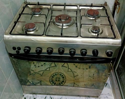 een oven met een kookplaat op een aanrecht bij شقة مفروشة للايجار in Damietta