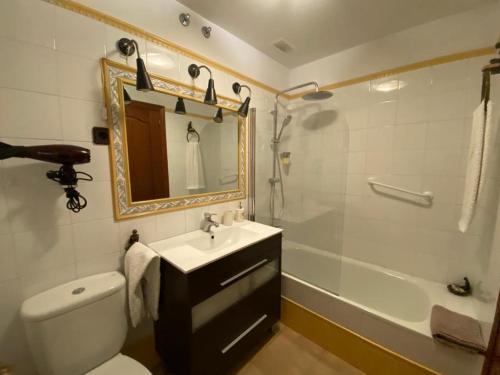 een badkamer met een toilet, een wastafel en een douche bij Saleros in Navarrete