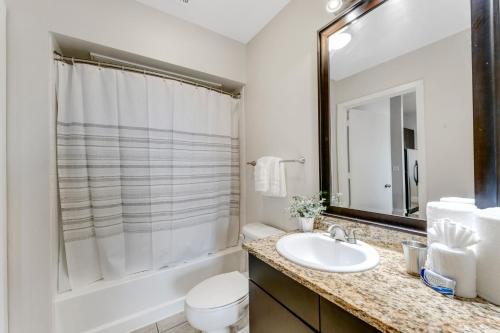 een badkamer met een wastafel, een toilet en een spiegel bij Beautiful 1br Apartment, Pool, Gym, Parking Cs in Dallas