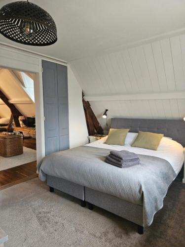 een slaapkamer met een groot bed in een kamer bij Gasthuys Rustique in Arcen