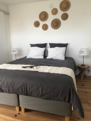 1 dormitorio con 1 cama con 2 platos en la pared en Le Buis en Genval