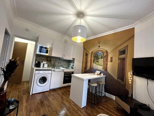 una cucina con lavatrice e asciugatrice in camera di Appartement proche de PARIS au centre ville tout confort a Livry-Gargan