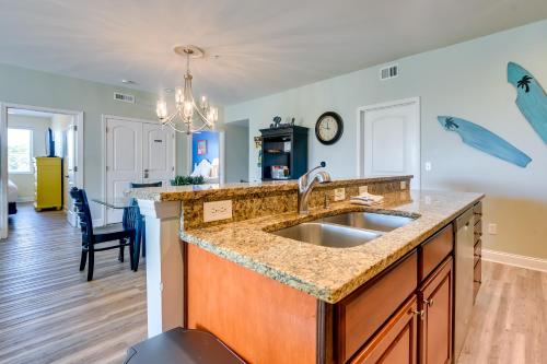 Η κουζίνα ή μικρή κουζίνα στο Walk to Shore Roomy Condo in North Myrtle Beach!