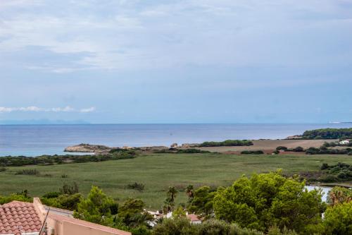 een uitzicht op de oceaan vanuit een huis bij Luxury Villa - Amazing Sea Views in Son Bou