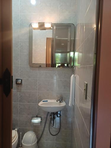 bagno con lavandino, specchio e servizi igienici di Pousada Minha Terra a Abraão