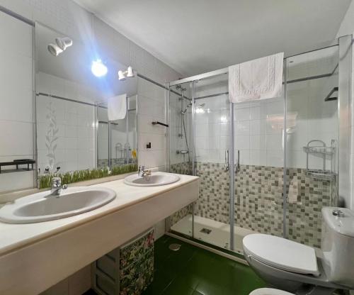 a bathroom with two sinks and a shower at Friendly Flat in Alicante