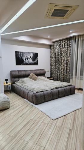 ein Schlafzimmer mit einem großen Bett in einem Zimmer in der Unterkunft Most City Kos in Dnipro