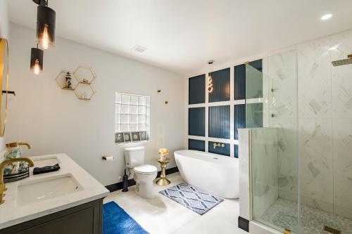 e bagno con vasca, servizi igienici e doccia. di Beautiful Clearwater home! a Clearwater