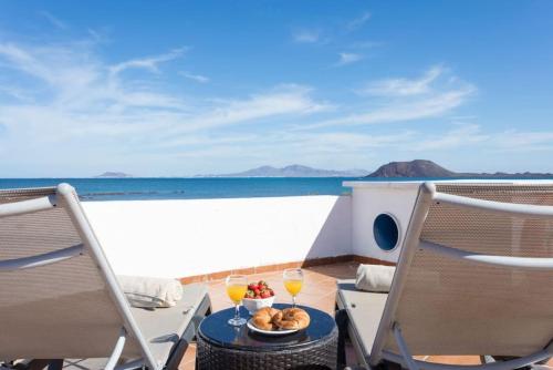 Fotografie z fotogalerie ubytování Corralejo Beachfront Villa Remos with Lobos Island View, Private Pool, Wifi & BBQ by Amazzzing Travel v destinaci Corralejo