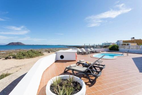 Fotografie z fotogalerie ubytování Corralejo Beachfront Villa Remos with Lobos Island View, Private Pool, Wifi & BBQ by Amazzzing Travel v destinaci Corralejo