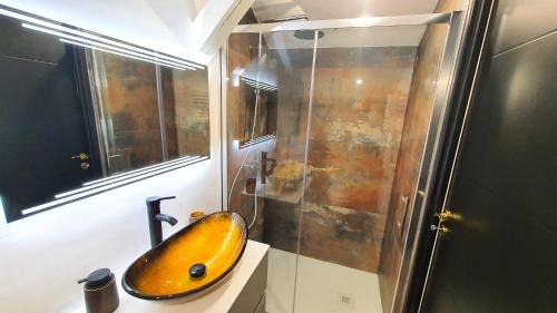uma casa de banho com um lavatório amarelo e um chuveiro em Le Green : Studio centre-ville*proche gare*parking em Vesoul
