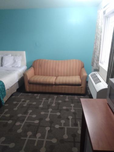a living room with a couch and a bed at Howard Johnson by Wyndham Roseburg in Roseburg