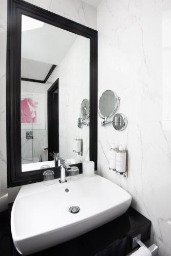 Bilik mandi di Maison Astor Paris, Curio Collection by Hilton