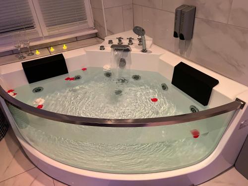 La salle de bains est pourvue d'une baignoire jacuzzi. dans l'établissement Nancy Détente Un Séjour à Part, à Nancy
