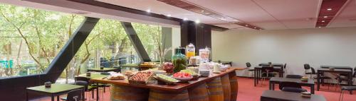 Makanan di atau berdekatan hotel