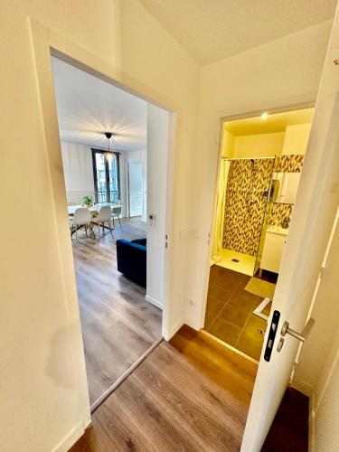Blick auf ein Wohnzimmer und ein Esszimmer von einer offenen Tür in der Unterkunft Magnifique apartment in Paris / Bagnolet 101 in Bagnolet