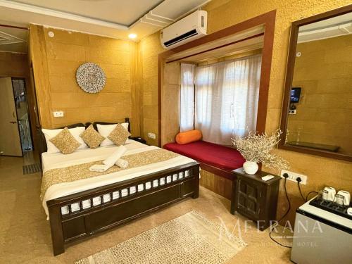 ein kleines Schlafzimmer mit einem Bett und einem Fenster in der Unterkunft Hotel Meerana in Jaisalmer