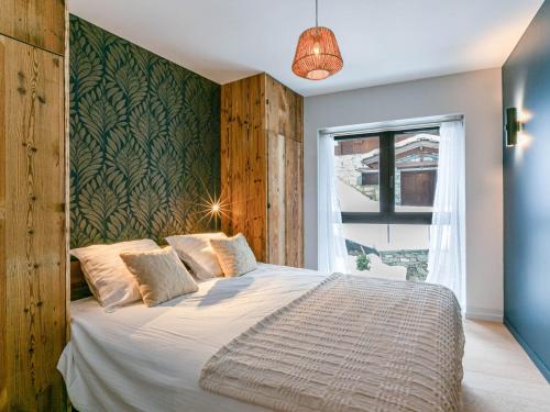 une chambre avec un grand lit et une fenêtre dans l'établissement Cocon intime avec WiFi, garage, et accès direct aux pistes dans résidence neuve à Val d'Isère - FR-1-694-339, à Val dʼIsère