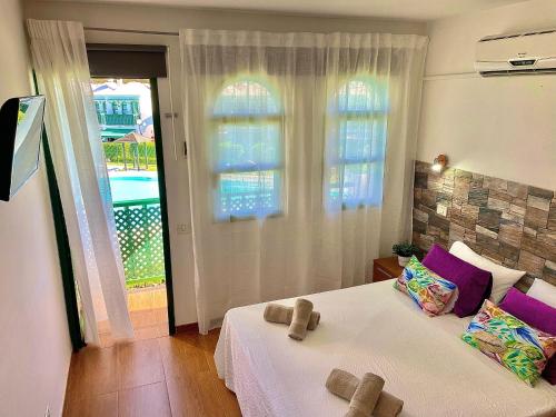 - une chambre avec un lit et 2 chaussons dans l'établissement Bungalow Dunaflor Verde 5 by SunHousesCanarias, à Maspalomas