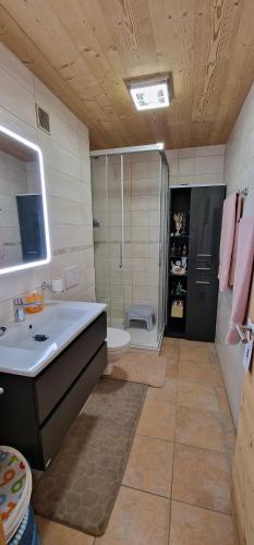 a bathroom with a tub and a sink and a toilet at Bleuet K5 in Champoussin