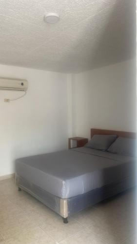 1 cama grande en un dormitorio con techo en Hotel Ikawa, en La Loma