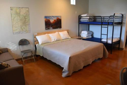 Bunkhouse 8B In Natural Setting في لا فيركين: غرفة نوم مع سرير وسريرين بطابقين