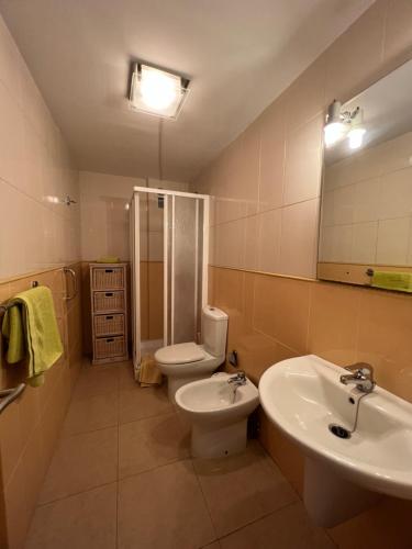 een badkamer met toilet en wastafel bij Apartamentos Playa San Juan Tenerife in Playa de San Juan
