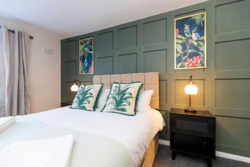 um quarto com uma cama grande e 2 candeeiros em Stanhope House em Stockton-on-Tees