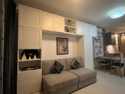 een woonkamer met een bank in een kamer bij Your perfect vacation in Roquetas de Mar