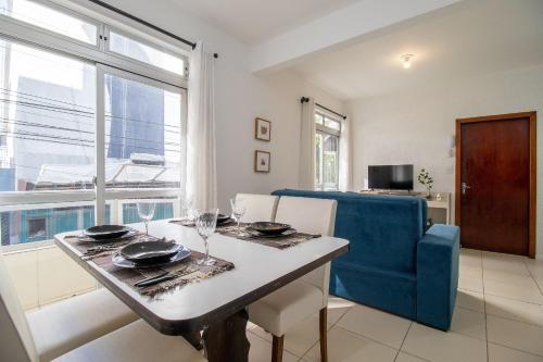 ein Esszimmer mit einem Tisch und einem blauen Stuhl in der Unterkunft JOA21 - 2 Dorm, Climatizado, Wi-Fi, Garagem in Balneário Camboriú