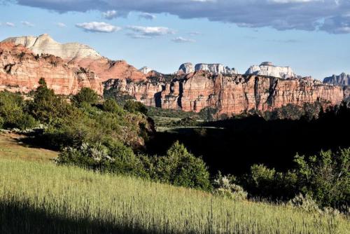 a view of a canyon with tall red rocks at Bunkhouse 4B With 3 Beds in La Verkin