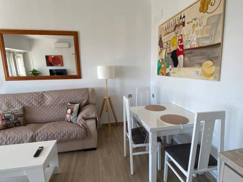 een woonkamer met een bank en een tafel bij Sea Escape 2 in Almuñécar