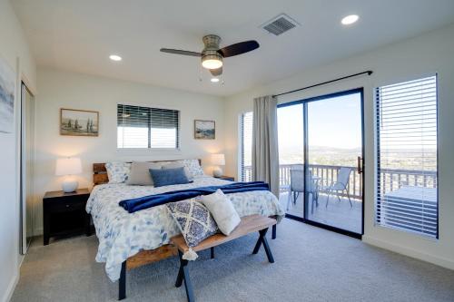 - une chambre avec un lit et un balcon dans l'établissement Scenic Prescott Escape with Private Hot Tub!, à Prescott