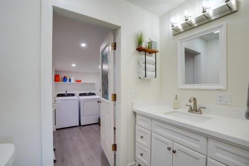 La salle de bains blanche est pourvue d'un lavabo et d'un miroir. dans l'établissement Scenic Prescott Escape with Private Hot Tub!, à Prescott