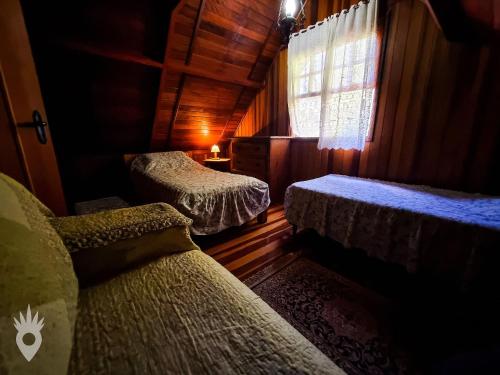 a bedroom with two beds and a window at Casa Europeia com Lareira & Piscina em Indaiatuba in Indaiatuba