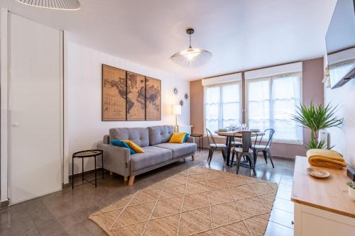 un salon avec un canapé et une table dans l'établissement Appartement Cosy très proche Disney, à Coupvray