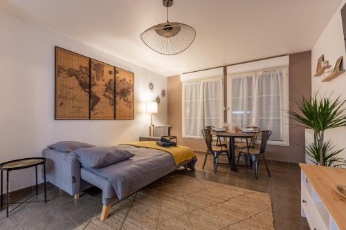a bedroom with a bed and a table at Appartement Cosy très proche Disney in Coupvray