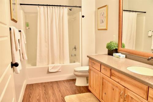 Ванная комната в LV4 Large Basement Apartment for Zion Homebase