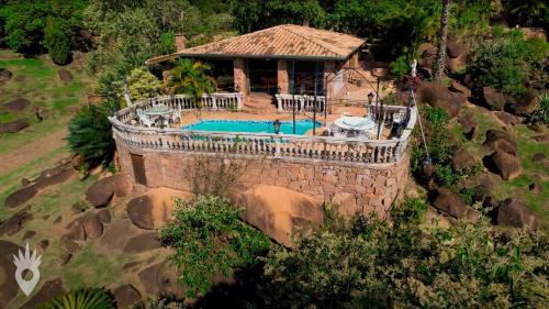 an aerial view of a house with a swimming pool at Casa com Piscina & Área Gourmet em Indaiatuba in Indaiatuba