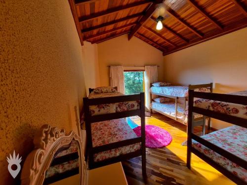 a room with three bunk beds and a window at Casa com Piscina & Área Gourmet em Indaiatuba in Indaiatuba